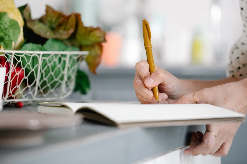 Asesoria nutricional brendanatura - libreta y verduras frescas