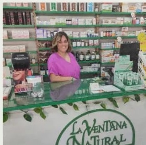 Brenda, fundadora de brendanatura, en el mostrador de la tienda física