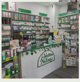 Interior de la tienda física con estanterías de productos naturales